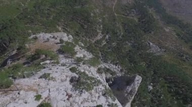 Deniz ve yeşil manzara ile dağ panorama. Vurdu. Dağlar, ormanlar ve deniz mavi gökyüzünün altında doğal peyzaj görünümünü. Deniz ada tepe, dağ, doğa üzerinde gökyüzü bulut manzaralı