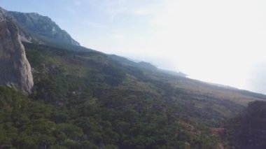 Dağ tepe - güzel manzara orman, deniz ve mavi gökyüzü arka plan ile hava manzara. Vurdu. Dağ deniz sahil şehri panoramik manzarası. Dağ deniz şehir üstten görünüm. Dağ deniz kıyı