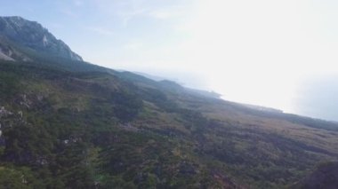 Deniz ve yeşil manzara ile dağ panorama. Vurdu. Dağlar, ormanlar ve deniz mavi gökyüzünün altında doğal peyzaj görünümünü. Deniz ada tepe, dağ, doğa üzerinde gökyüzü bulut manzaralı