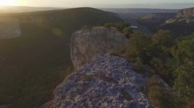 Gürcistan'daki Dağları bölgesi. Kafkas Dağları ve orman. Gürcistan'daki bir yere günbatımı arka plan ile havadan görünümü üzerinde dağ manzarası. Atış