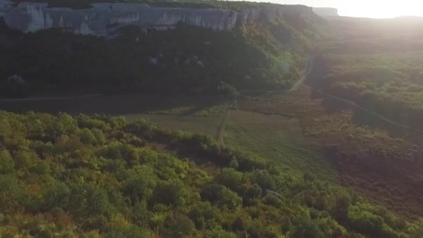 Hegyek régió Grúziában. Kaukázus és erdő. A légi felvétel a hegyi táj naplemente háttérrel, valahol Grúziában. Lövés — Stock videók