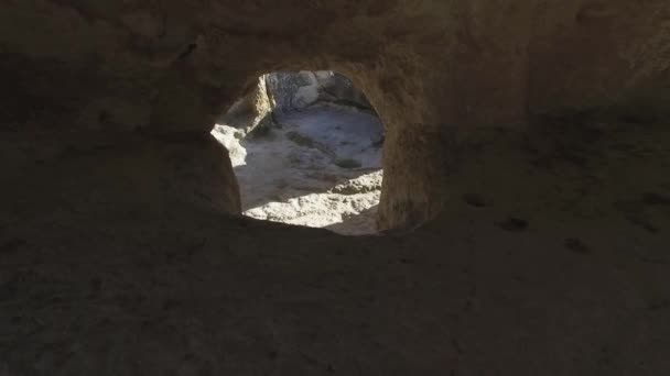 Luchtfoto op oude nederzetting in de rotsen en grotten. Schot — Stockvideo