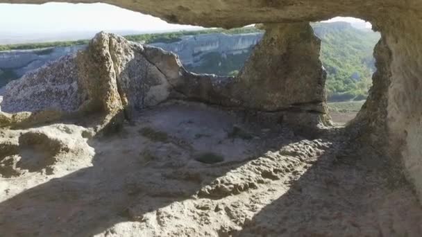 Museo al aire libre, Capadocia en un hermoso día de verano. Vista aérea del antiguo asentamiento en rocas y cuevas. Disparo. — Vídeo de stock