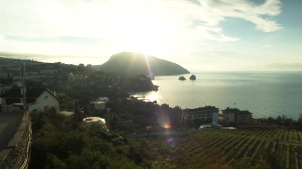 Mooie heldere zonsondergang op de Zwarte Zee in de Sudak. Schot. Aan zee met schets van Kaap Kapchik. Crimea landschap. Drama in de hemel. Zee landschap met bergen en de zonsondergang. Crimea. Prachtige zonsondergang — Stockvideo