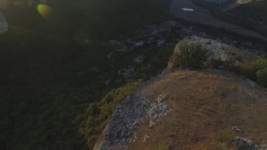 Gürcistan'daki Dağları bölgesi. Kafkas Dağları ve orman. Gürcistan'daki bir yere günbatımı arka plan ile havadan görünümü üzerinde dağ manzarası. Atış