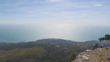 Dağın tepesinden kentin ve denizin görüntüleyin. Dağ deniz şehir manzarası. Vurdu. Dağ şehir Nehri Panoraması. Dağ nehir şehir manzaralı. Şehir sahne.