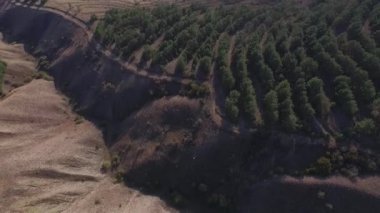 Havadan görünümü Dağları zirve, doğal yolu, dağ ile ağaçlar ve bitkiler, bitki örtüsü, gökyüzü bulutlar arka plan ile. Vurdu. Çim, büyük yeşil alanlar ve güzel manzara ile dağ silsilesi