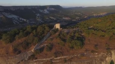 Havadan görünümü gözetleme kuleleri ve savunma duvarları ve dağlar. Vurdu. Dağda yalnız gözetleme kulesi. Huysuz bir gökyüzünün altında bir tepenin üstüne harap gözetleme kulesi