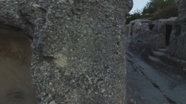 Mağara-çeyreklik dik kaya ıssız yer içinde antik kenti kalıntıları. Vurdu. Kayalar ve mağaralar antik yerleşmesi üzerinde havadan görünümü.