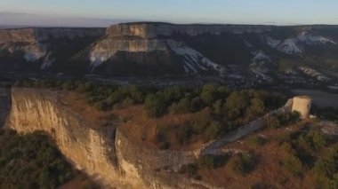 Havadan görünümü dağlarda bir antik gözetleme kulesi kalıntıları üzerinde. Vurdu. Kafkas Dağları'nda antik kentin kule dikkat. Bir kayaya deniz gözetleme kulesi