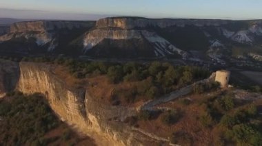 Havadan görünümü gözetleme kuleleri ve savunma duvarları ve dağlar. Vurdu. Dağda yalnız gözetleme kulesi. Huysuz bir gökyüzünün altında bir tepenin üstüne harap gözetleme kulesi