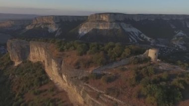 Havadan görünümü dağlarda bir antik gözetleme kulesi kalıntıları üzerinde. Vurdu. Kafkas Dağları'nda antik kentin kule dikkat. Bir kayaya deniz gözetleme kulesi