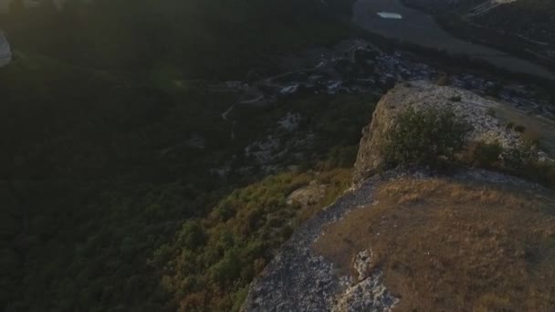 Вид на гірський краєвид з захід сонця фоном, десь в Сполучених Штатах. Постріл — стокове відео