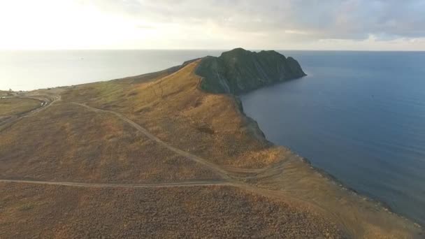 岩が多い海岸と地中海トルコ アランヤの石窟。ショット。トルコの岩が多い海岸および内陸海。黒海の波。トルコ: エーゲ海と山の景色. — ストック動画