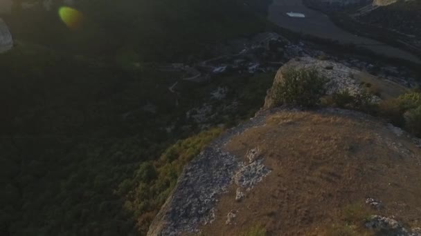Горный регион Грузии. Кавказские горы и лес. Вид с воздуха на горный пейзаж на фоне заката, где-то в Джорджии. Выстрел — стоковое видео