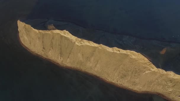 Vista aerea sulla spiaggia di Sudak in Crimea, costa del Mar Nero. Gli hanno sparato. La costa di Crimea dall'alto. Bellissimo paesaggio di Crimea, mare nero e vista sulle montagne — Video Stock