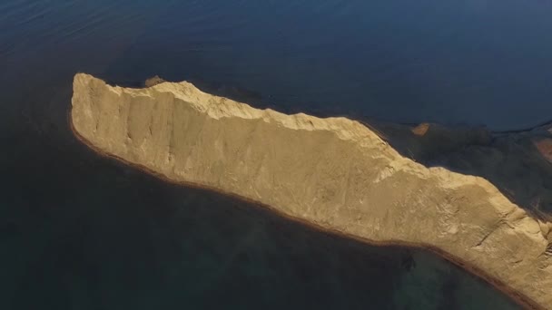 Luchtfoto op het strand van Sudak op de Krim, Zwarte Zee-kust. Schot. De Krim kust van bovenaf. Prachtige landschap van de Krim, zwarte zee en uitzicht op de bergen — Stockvideo