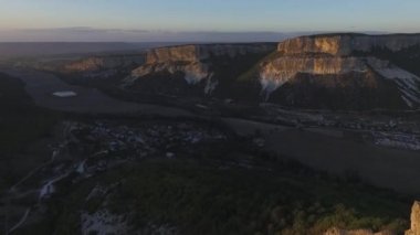 Dağdan, bir uçurumun dağ Crimea görüntüleyin. Vurdu. Kırım dağ manzara ve mavi gökyüzü üzerinde havadan görünümü