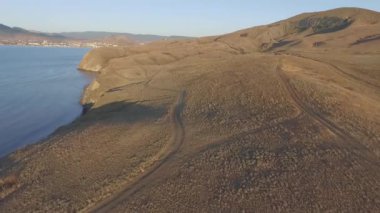 Kırım'da, Karadeniz Sahil Sudak plaj havadan görünümü. Vurdu. Kırım sahile yukarıdan. Güzel Kırım manzara, deniz ve dağ manzaralı