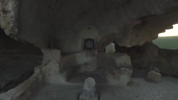 Icono en la cueva, Crimea. Le dispararon. Reliquia sagrada de la Iglesia Ortodoxa en la roca, Crimea — Vídeos de Stock