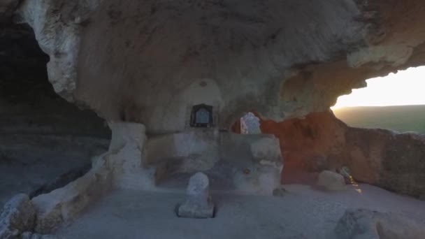 Ícone na caverna, Crimeia. Atingido. Relíquia sagrada da Igreja Ortodoxa na rocha, Crimeia — Vídeo de Stock