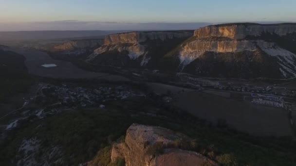 Vue aérienne sur le paysage montagneux avec le coucher du soleil, quelque part aux États-Unis. Tourné. — Video