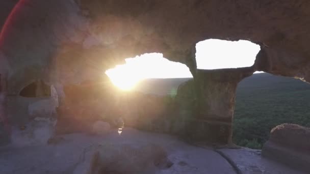 从洞穴内部的海岸上的日出。拍摄。日出天空的洞穴景观。美丽的日出从山洞。洞穴里美丽的光 — 图库视频影像