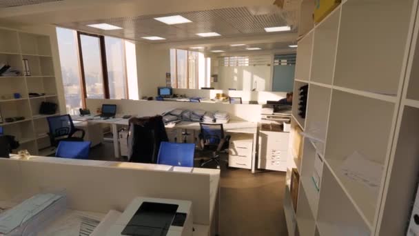 Vista de la oficina de negocios con un empleado sentado en el trabajo solo. Vista de gran oficina de planta abierta con trabajador duro. Concepto de trabajo de oficina — Vídeos de Stock