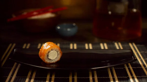 1 つの赤い魚ロール プレート。サーモンを巻き。トビウオと寿司。美しい料理の和食。ダイエット食品 — ストック写真