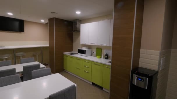 Вид на мебель для кухни. Зеленая кухня в компактной столовой. Концепция интерьера кухни — стоковое видео