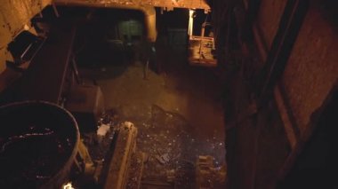 Metal çelik fabrikası fırınında eritme. Görüntüleri. Üstten görünüm sprinkles yanındaki katılaşmış metal bardak ve sıcak metal sparks. Ağır sanayi ve kavram eritme metal