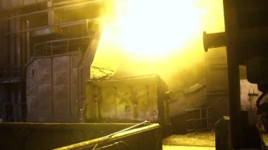 Çelik fabrikası iç görünümü ile metal alaşımı yanan büyük pota. Görüntüleri. Metalurji fabrikada Ergitme sırasında parlak ışık alev ile açık Ocak fırın görünümünü. Kavram ağır sanayi