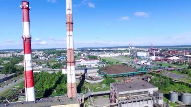 Şehir ve kırmızı ve beyaz borularla bitki endüstriyel alanının üstten görünüm. Fabrika ve mavi gökyüzü ile ufuk uzanan bitkiler ile şehir panoraması. Kentsel çevre sektöründe kavramı