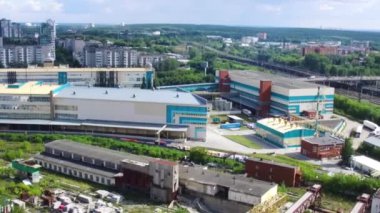 Şehir ve fabrika kompleksleri, üstten görünüm üzerinde. Görüntüleri. Gün boyunca şehirde endüstriyel üretim Panoraması. Endüstriyel kavramı