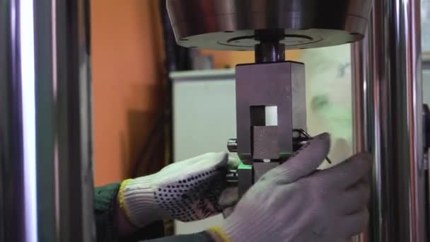 금속 샘플 압축 강도 대 한 테스트입니다. 영상입니다. 금속 강도 클로즈업 실험실 기계를 사용 하 여 테스트 — 비디오