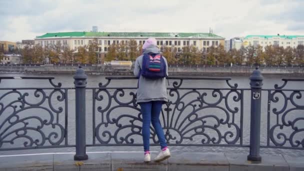 Vista Meninas Costas Cais Jovem Mulher Roupas Quentes Corrimão Aço — Vídeo de Stock