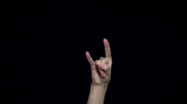 Rock anf rulo işareti veya siyah arka plan önünde üç parmak gösterilen El. El parmaklarında heavy metal rock show ve siyah izole jest boynuz