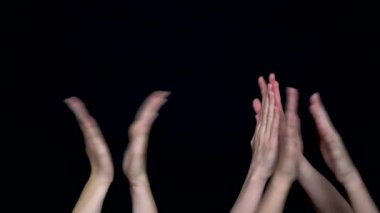 Elleri alkış veriyorum siyah arka plan üzerine izole. Siyah, açık görünüm Alkışlar eller