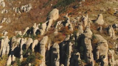 Üstten görünüm dağ aralığının. Vurdu. Kaya çıkıntıları üstten görünüm. Dağ manzarası açık sonbahar günü kaya oluşumları arasında sarı ve yeşil ot ile