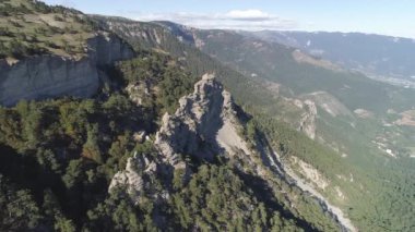 Üstten görünüm kayalık duvar dağ manzara. Vurdu. Çok dik kayalık duvarları yağmuruna taşlar ve panoramik manzarası ile en yüksek. Güzel dağ manzarası