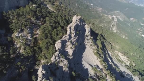 Vue de dessus du paysage de montagne. Fusillade. Vue fantastique sur les montagnes avec des formations rocheuses. Montagnes vertes boisées contre ciel bleu — Video