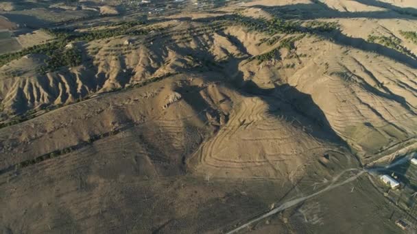 Vista dall'alto delle catene montuose desertiche e della città. Gli hanno sparato. Panorama di magre colline verdi e orizzonte montano con riva del mare — Video Stock