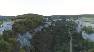 Yukarıdan taş gorge köy yolu. Vurdu. Panoramik gorge taş yeşil ağaçlar kayalar. Gorge dar vadisinde kırsal yol