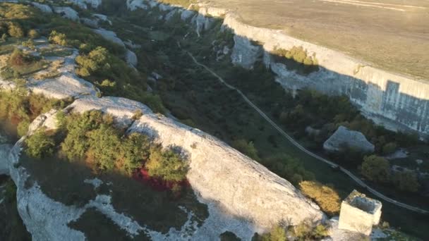 Vista dall'alto della torre distrutta. Gli hanno sparato. Vista dall'alto della torre della fortezza in rovina in cima alla collina. C'è una splendida vista panoramica della foresta e della valle in gola con strada rurale — Video Stock