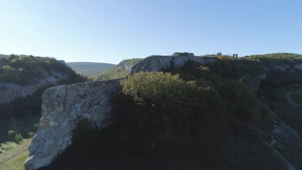 Pohled shora plantáže v horském údolí. Střela. Panorama z kamenné ridge skalní útesy na zelené údolí za slunečného počasí — Stock video