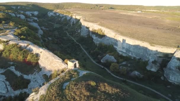 Vue de dessus de la tour détruite. Fusillade. Vue de dessus de la tour de forteresse en ruine au sommet de la colline. Il y a une belle vue panoramique sur la forêt et la vallée dans la gorge avec route rurale 