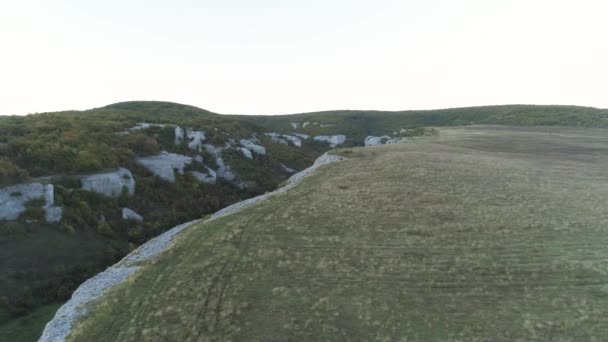 Veduta della strada che attraversa la gola drammatica del fiume. Gli hanno sparato. Vista dall'alto della strada rurale nello stretto abisso della gola. Pericoloso binario tra rocce — Video Stock