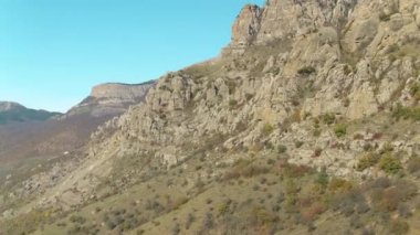 Dan yukarıda bir vadinin Dağları ile yaz aylarında görüntüleyin. Vurdu. Tepeler, kayalar ve mavi gökyüzü harika havadan görünümü