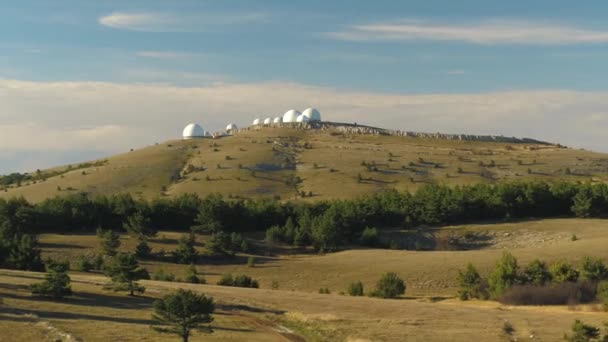 Paisagem com os edifícios no fundo. Esconde-te. Arquitetura moderna — Vídeo de Stock