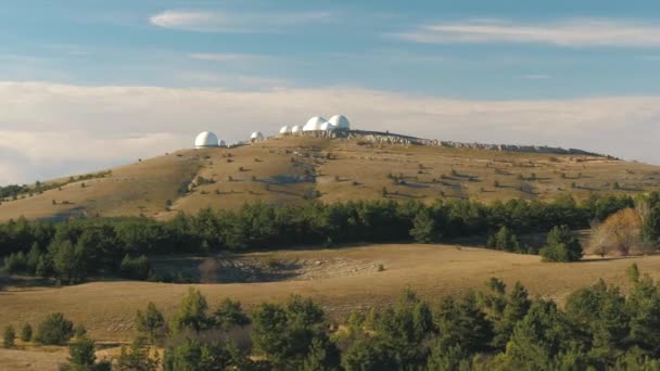 Paisagem com os edifícios no fundo. Esconde-te. Arquitetura moderna — Vídeo de Stock